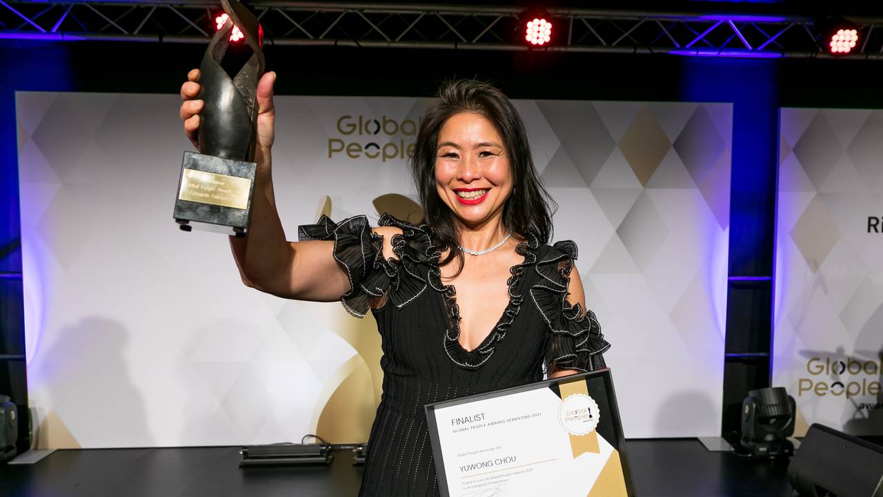 Yuwong Chou met haar Global People Award (beeld: Global People).