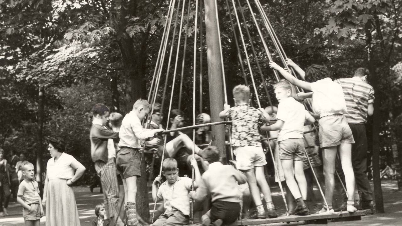 Kinderen spelen in de oude speeltuin (Foto: Efteling).