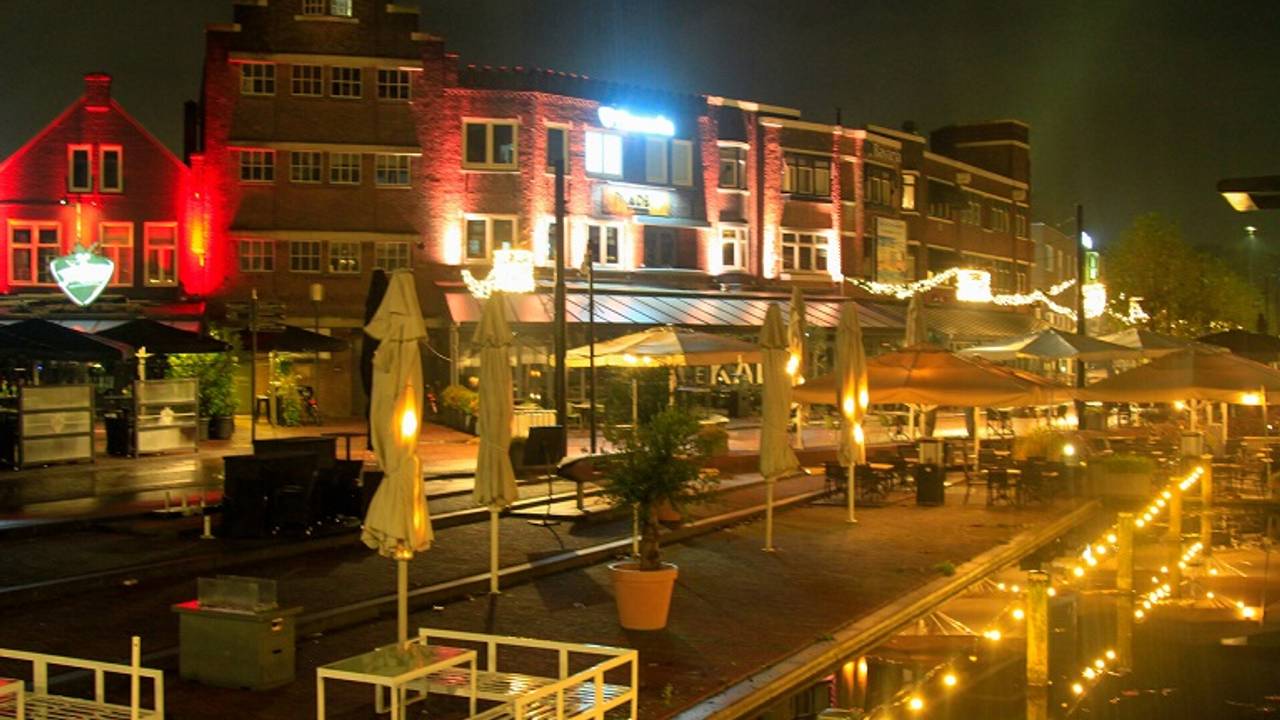 Een leeg Havenplein waar de horeca om acht uur 's avonds de deuren sloot.
