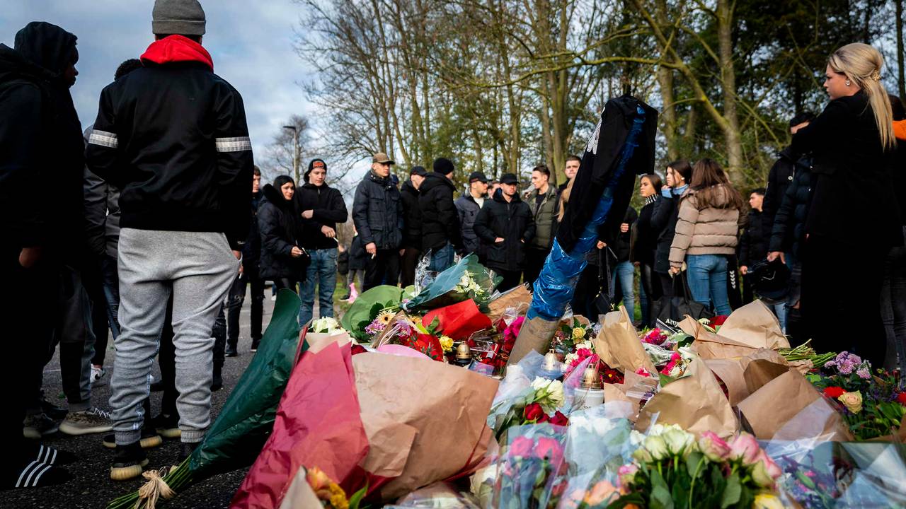 Bloemen op de plek waar de drie tieners om het leven kwamen (Foto: Rob Engelaar.)