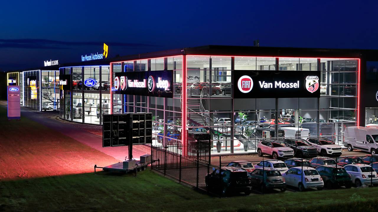 Een garage langs de A27 bij Breda (foto: ANP 2021/Branko de Lang)