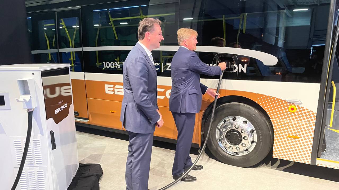 Koning Willem-Alexander bezoekt Ebusco in betere tijden (foto: Alice van der Plas).