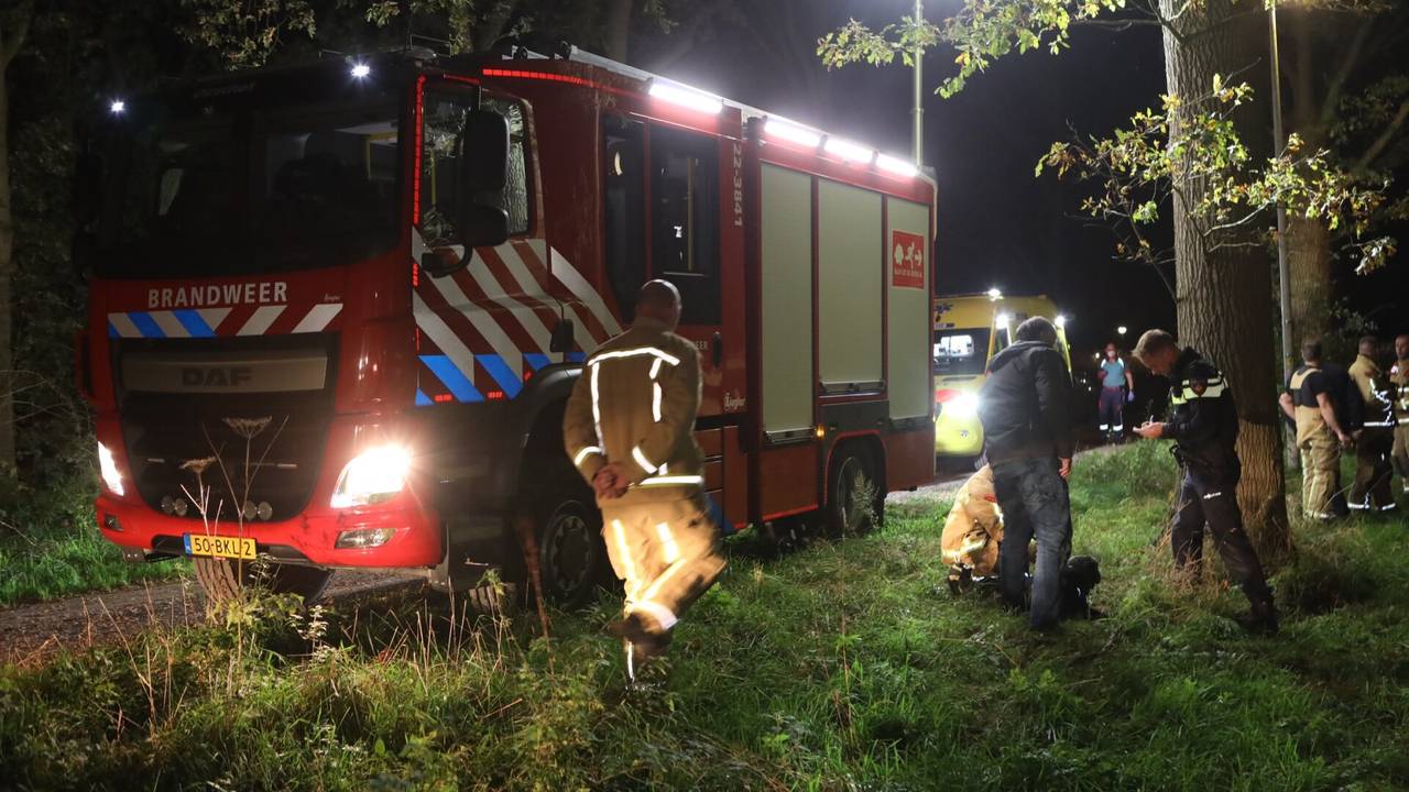 De brandweer hielp de vrouw uit het water (foto: Sander van Gils/SQ Vision).