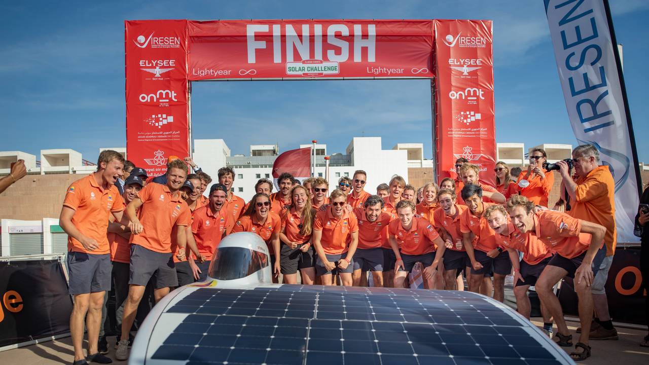 Het team bij de finish. Foto: Hans-Peter van Velthoven/Vattenfall Solar Team