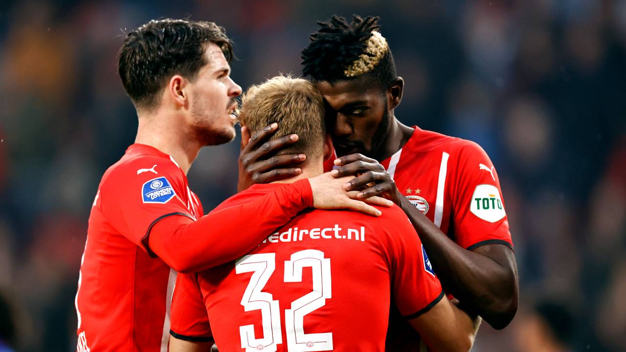 Marco van Ginkel, man van de wedstrijd Yorbe Vertessen en Ibrahim Sangaré vieren de 3-2 van PSV tegen FC Twente (foto: ANP 2021/Maurice van Steen).