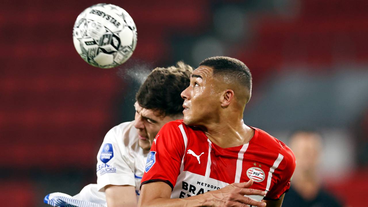 PSV'er Carlos Vinícius wint een kopduel van Jacob Rasmussen van Vitesse (foto: ANP 2021/Maurice van Steen).