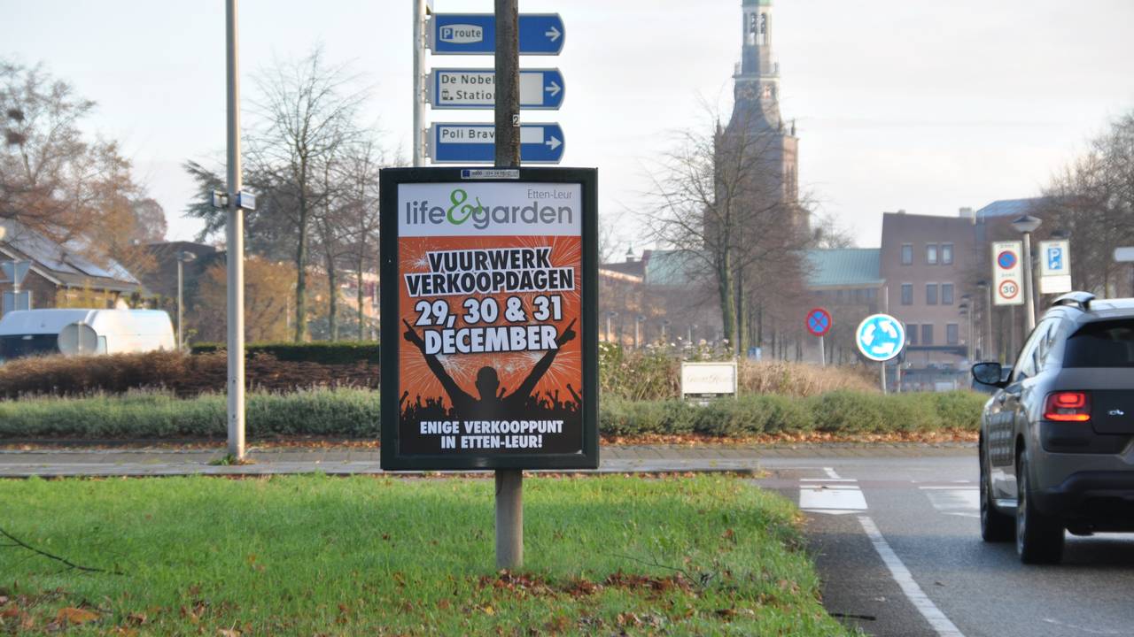 De vuurwerkreclame hing onverwacht toch langs de weg in Etten-Leur.