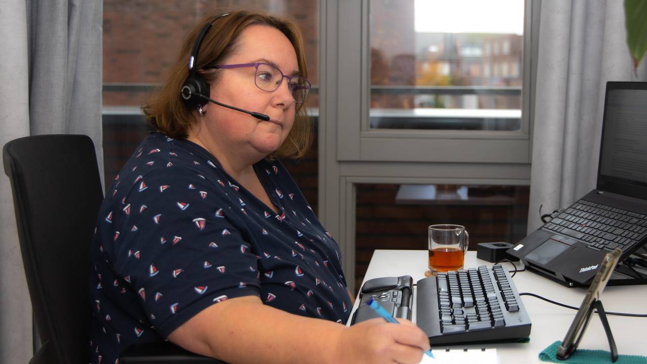 Schuldhulpverlener Kitty van Velthuijsen belt met slachtoffers van de toeslagenaffaire. (foto: Kitty van Velthuijsen)