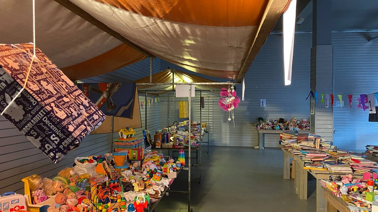 Een goedgevulde kraam op de sinterklaasspeelgoedbeurs van Quiet Community en Hartverwarmend Roosendaal