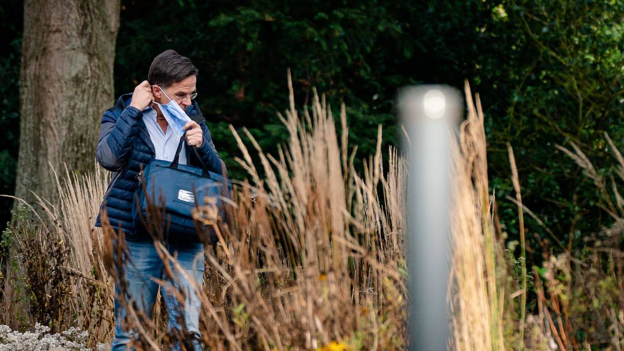 Premier Rutte bij aankomst bij het Catshuis om te praten over de coronamaatregelen (foto: ANP / Bart Maat).