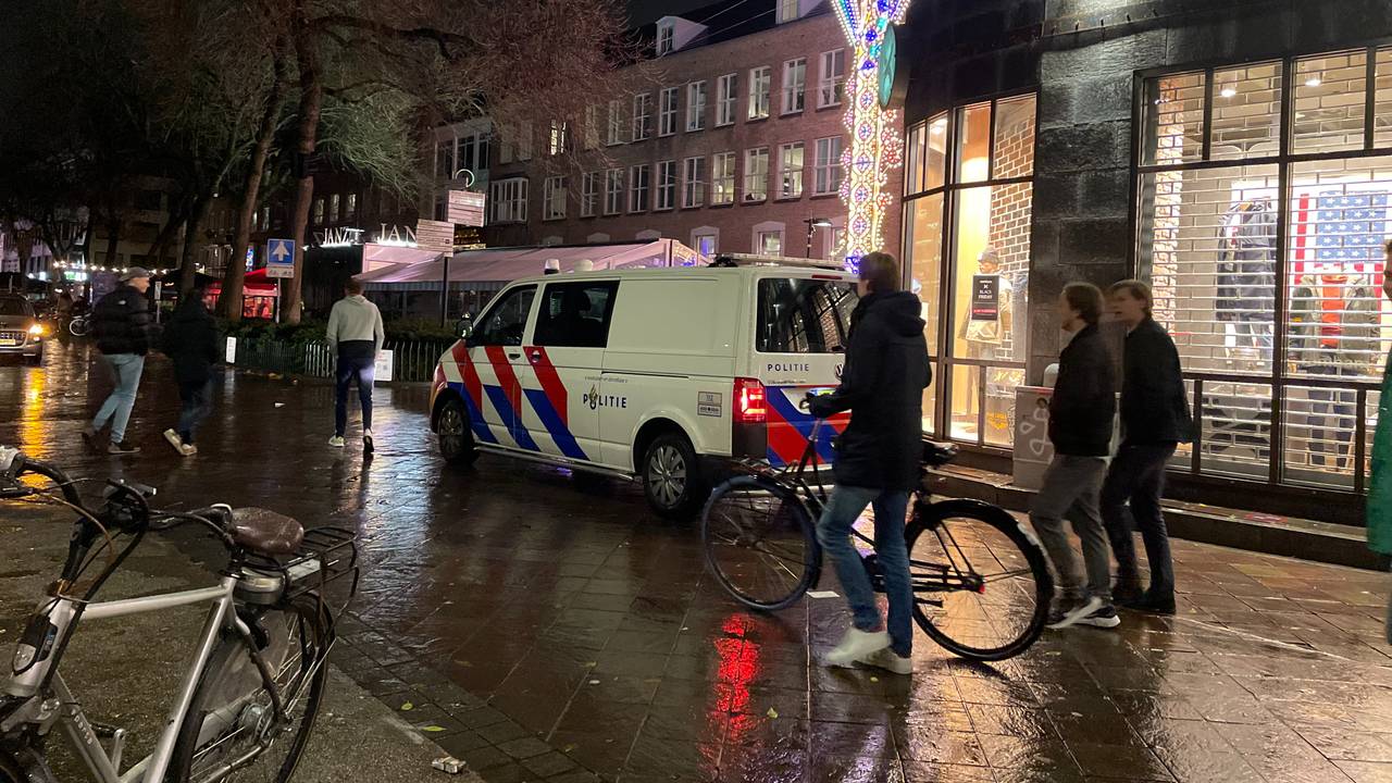 Politie in Eindhoven vrijdagavond, maar van rellen is geen sprake (foto: Tonnie Vossen).