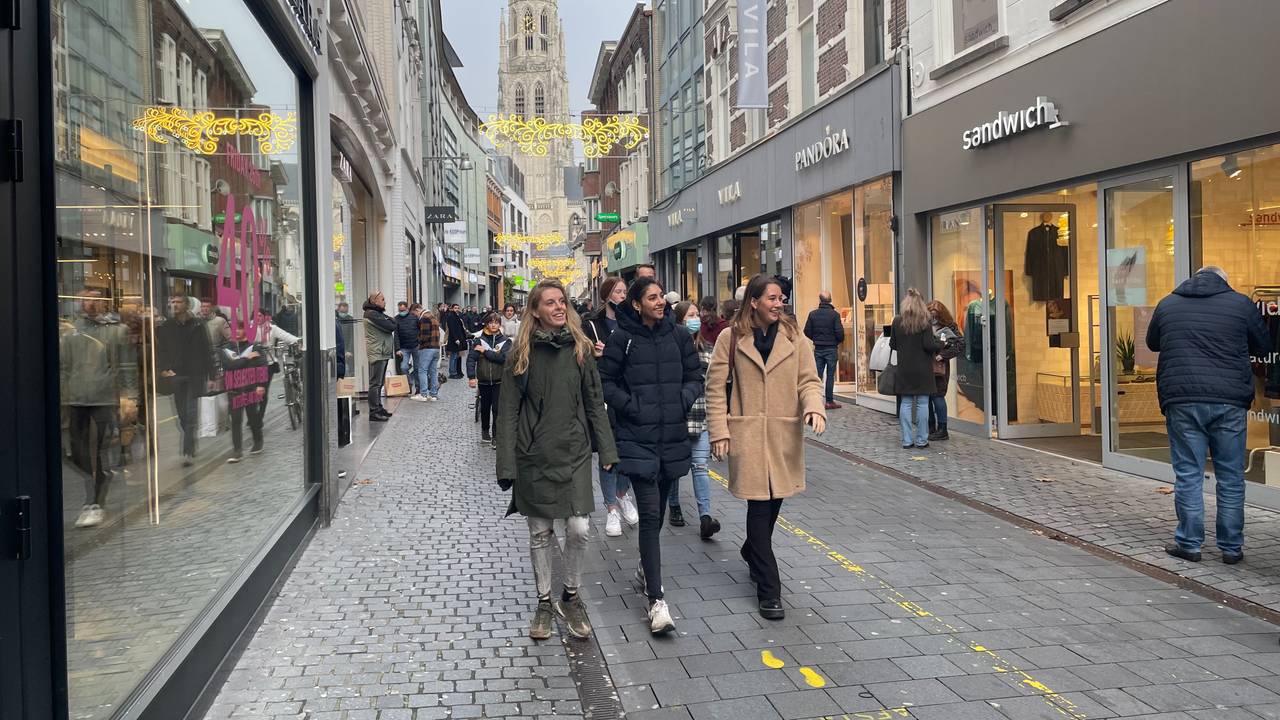 In de Bredase binnenstad is het 'gezellig druk' (foto: Imke van de Laar).