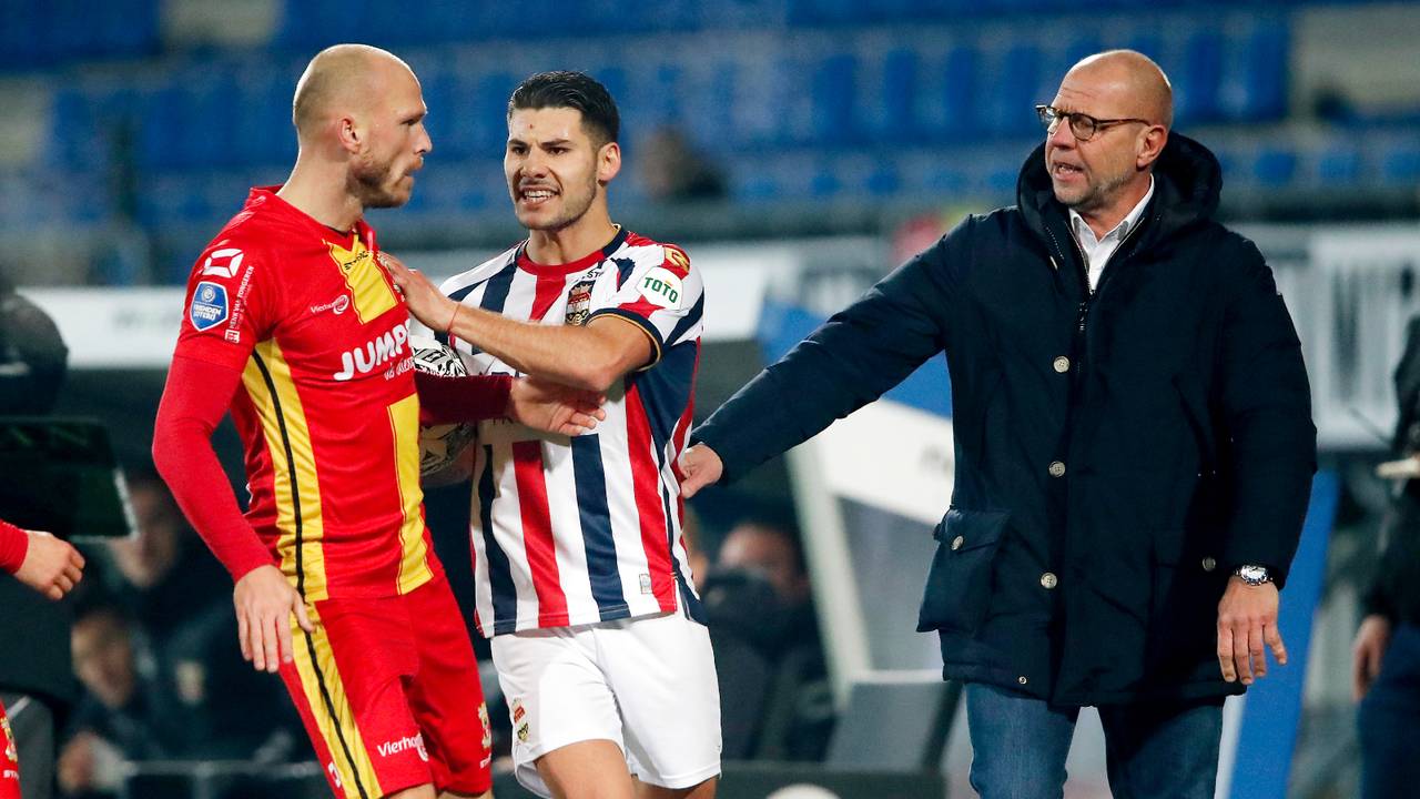 Görkem Saglam en Fred Grim in het frustrerende duel met Go Ahead Eagles (foto: ANP).