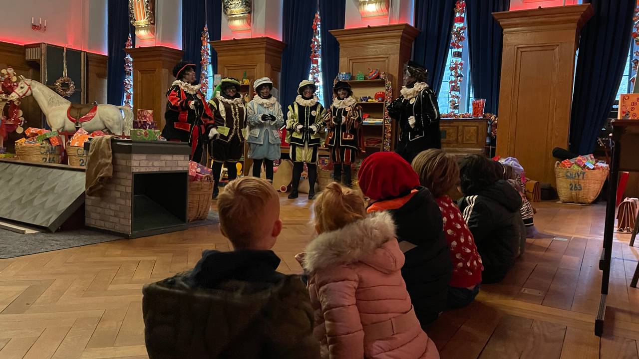 Kinderen nemen een kijkje in de pietenschool