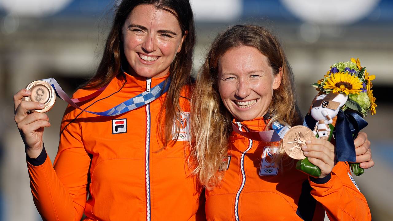 Annemiek Bekkering (rechts) met de bronzen olympische medaille (foto: EPA/CJ Gunther via ANP).