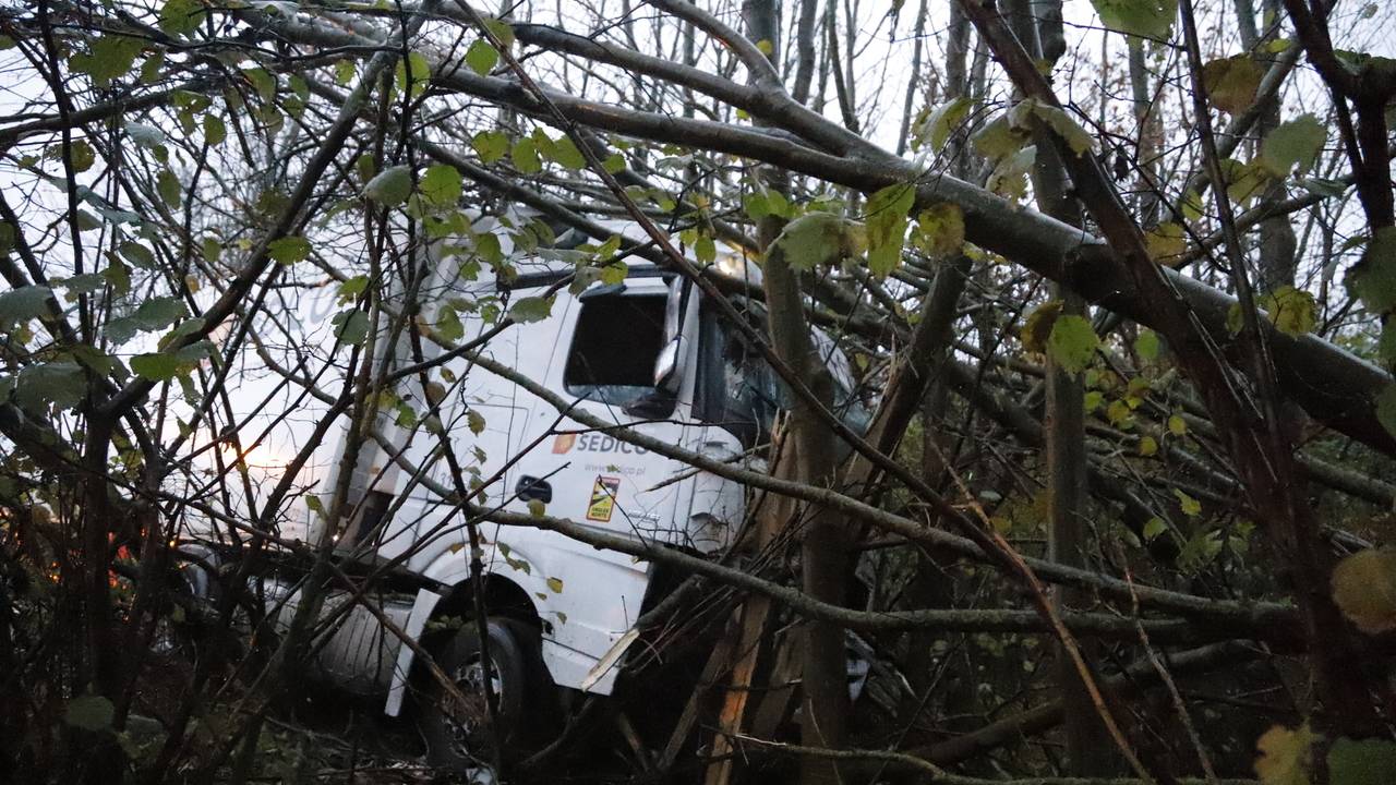 Op de A77 bij Boxmeer kwam een chauffeur in de sloot terecht (Foto: Saskia Kusters/SQ Vision).