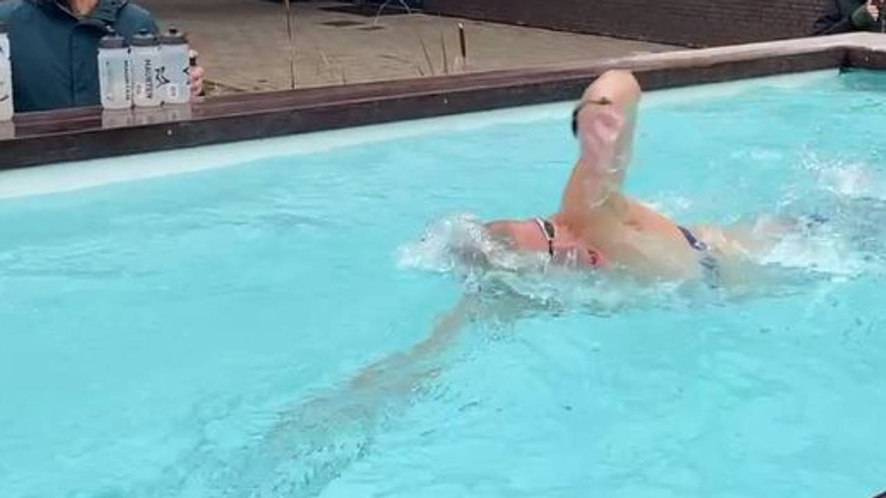 Maarten aan het zwemmen (foto: Maarten van der Weijden Foundation/Facebook).