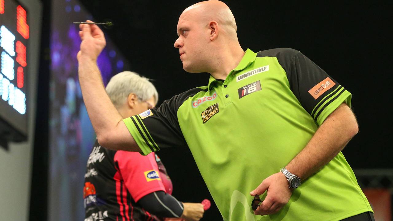 Michael van Gerwen tijdens het Grand Slam of Darts (foto: ANP)