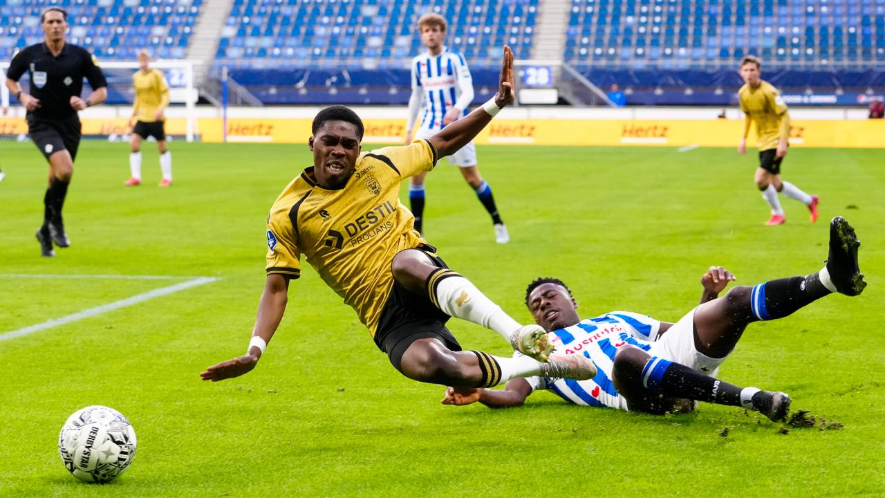 Derrick Köhn gaat naar de grond na een overtreding van Anthony Musaba (foto: Orange Pictures).