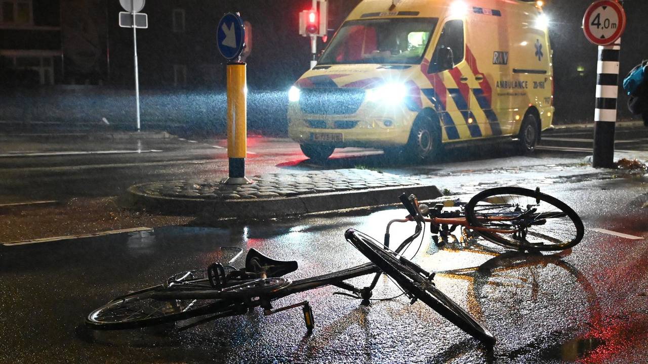112-nieuws: automobilist ramt lantaarnpaal • aanrijding fietsster in Breda.