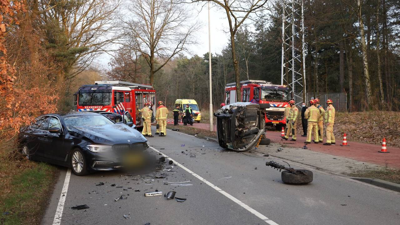 112-nieuws: auto slaat over de kop bij Eindhoven • afrit dicht na ongeluk.
