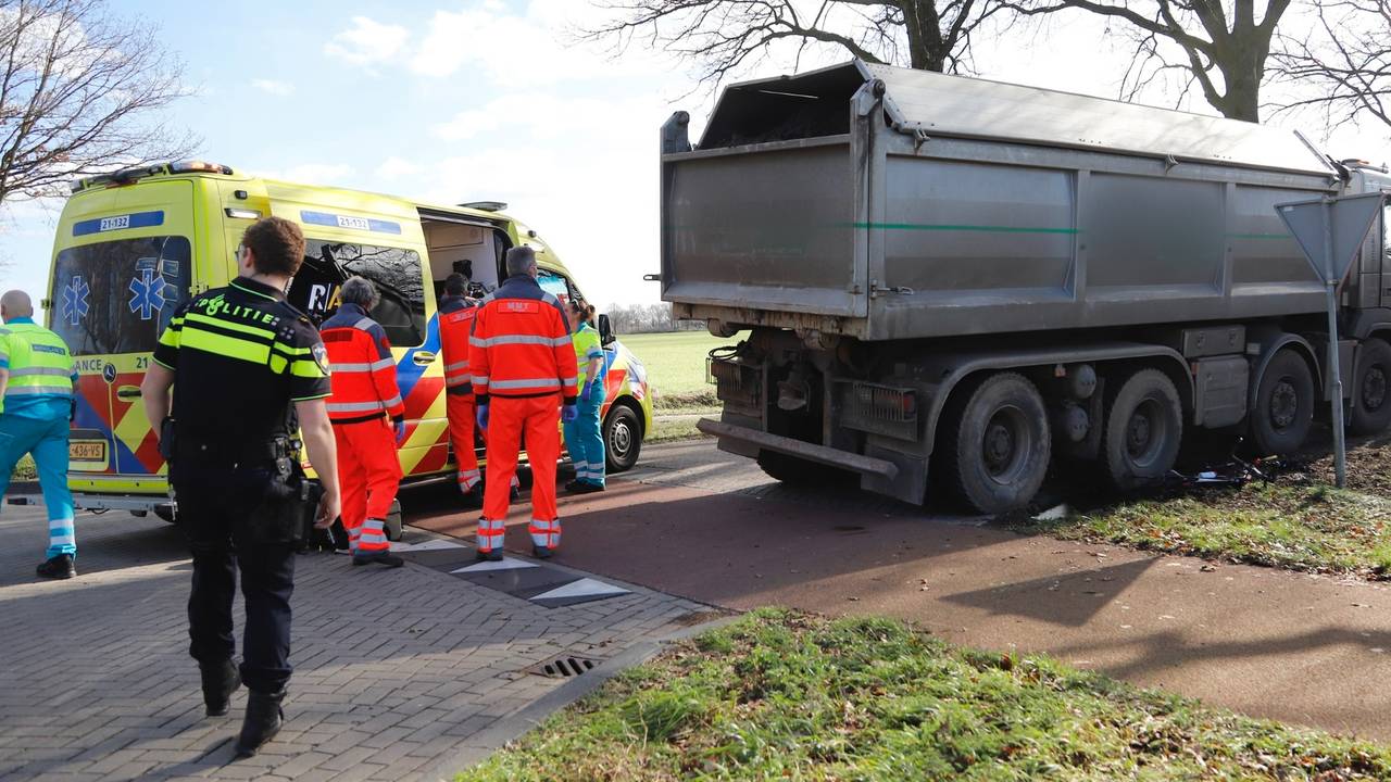 auto tegen boom in Sint Hubert • bizar ongeluk in Breda.
