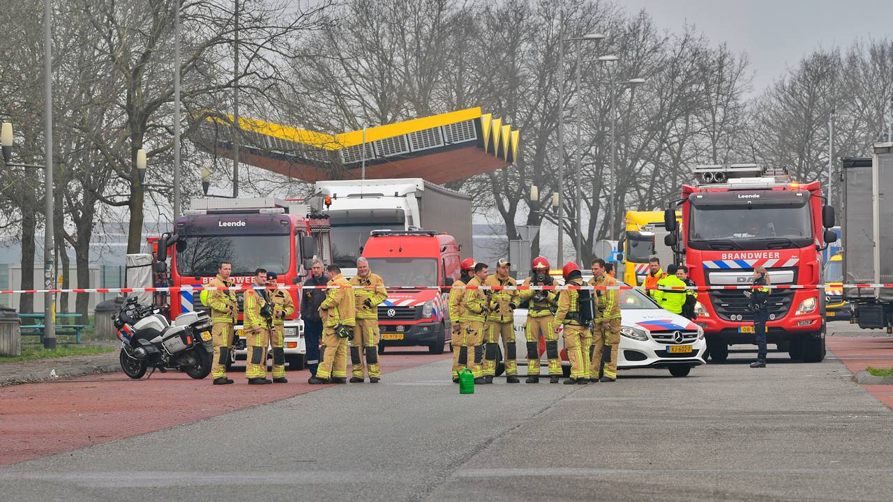 bestelbus op zijn kant • scooterrijder gewond bij botsing.