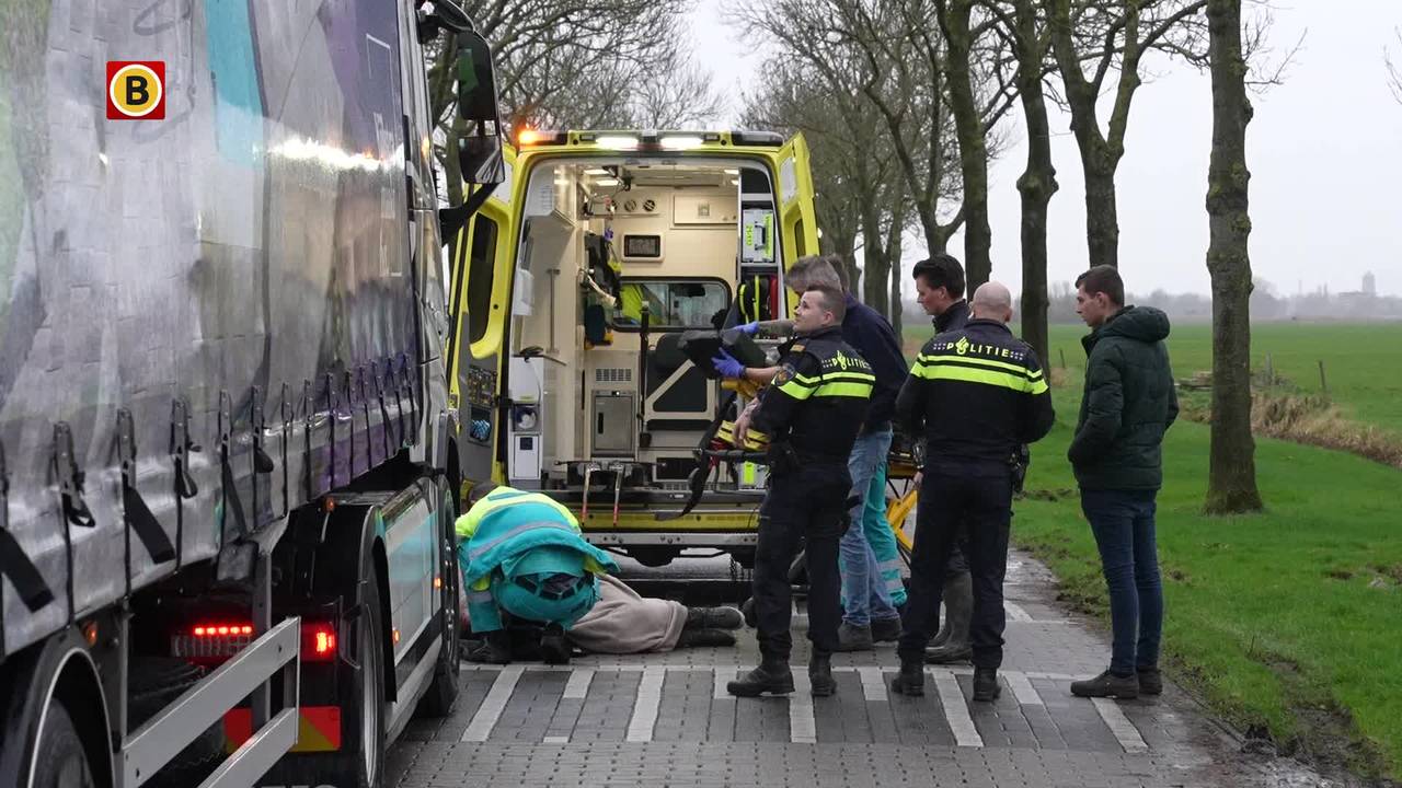 auto rolt kanaal in • fietser gewond na botsing met vrachtwagen.