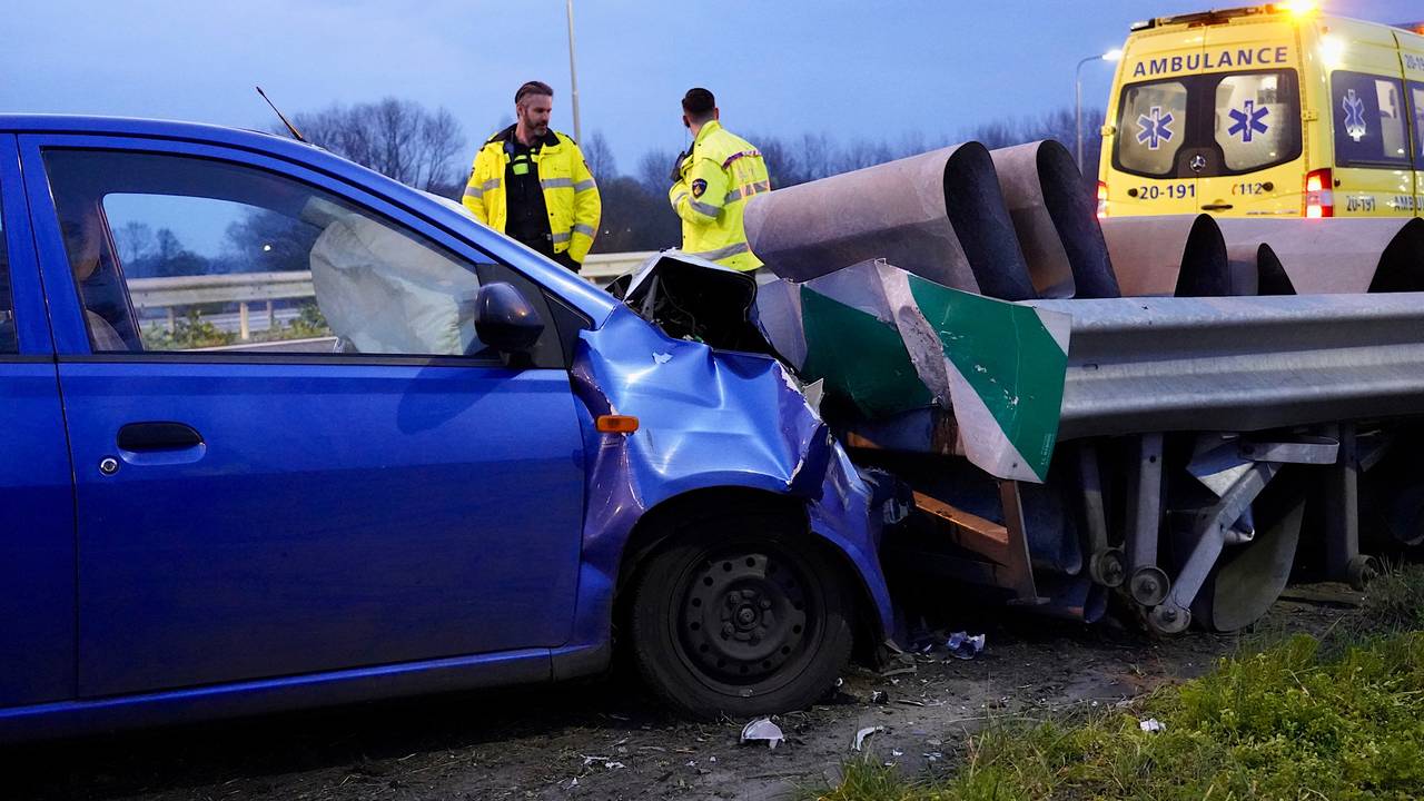automobilist gewond na crash • scooterrijder gewond bij botsing.