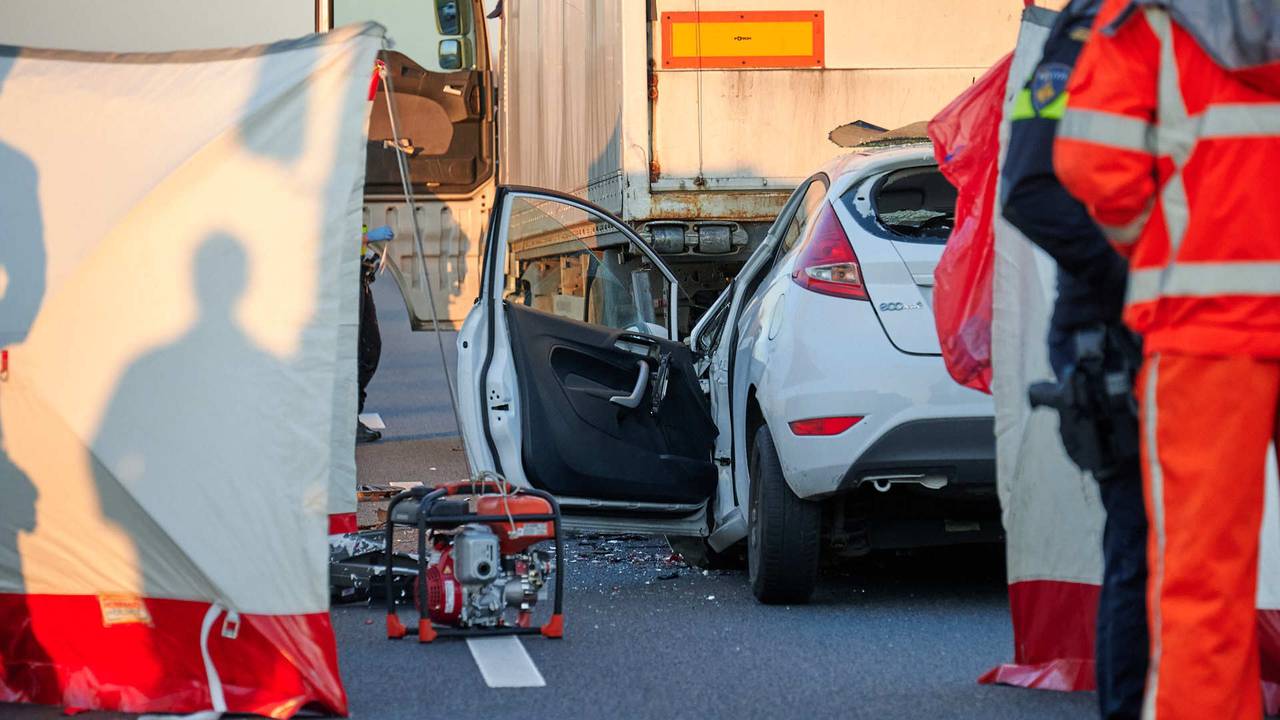 scooterrijder zwaargewond na val • dode bij ongeval A17.