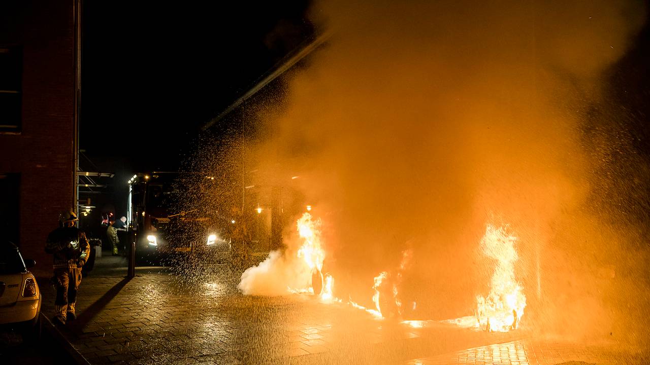 Schoorsteenbrand in Werkendam • A59 dicht na ongeval.