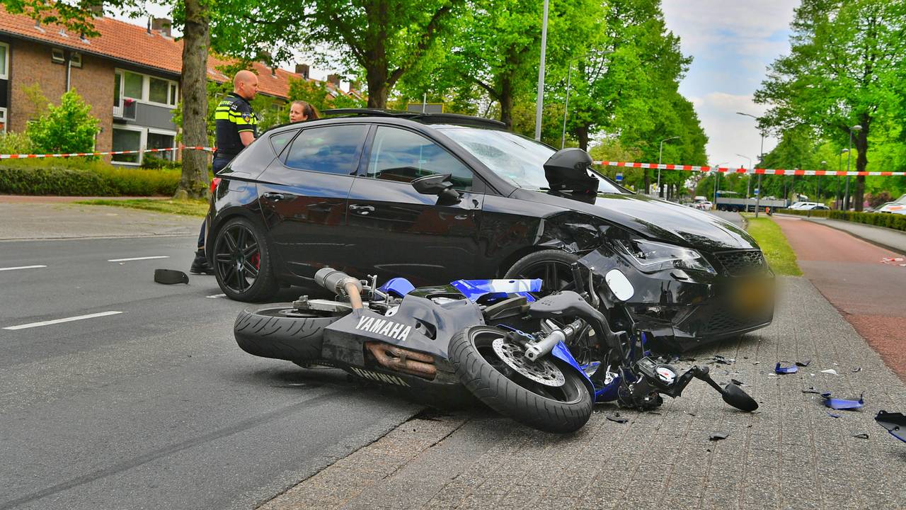 geen treinen door aanrijding • brandweer blust met gieter.