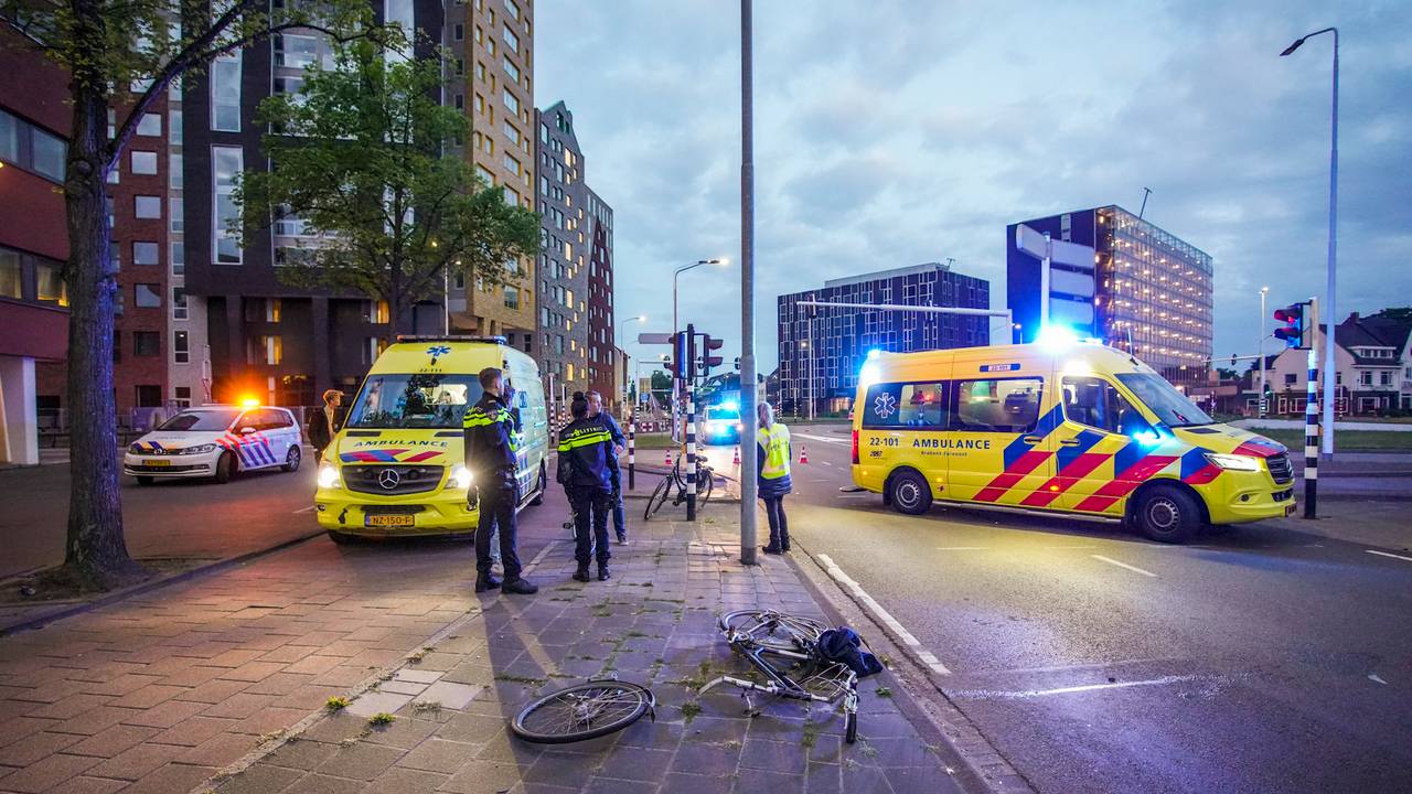 Fietsers aangereden in Eindhoven: politie denkt dat dader in Renault reed.