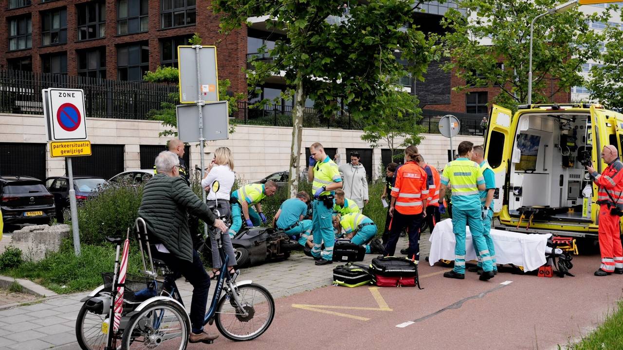 scooterrijder gewond na botsing • gesprongen waterleiding.
