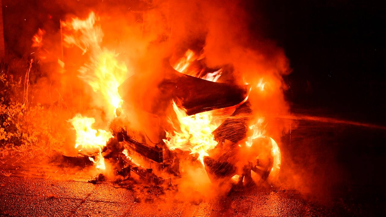 auto in brand in Dommelen • file A58 na ongeluk bij Best.
