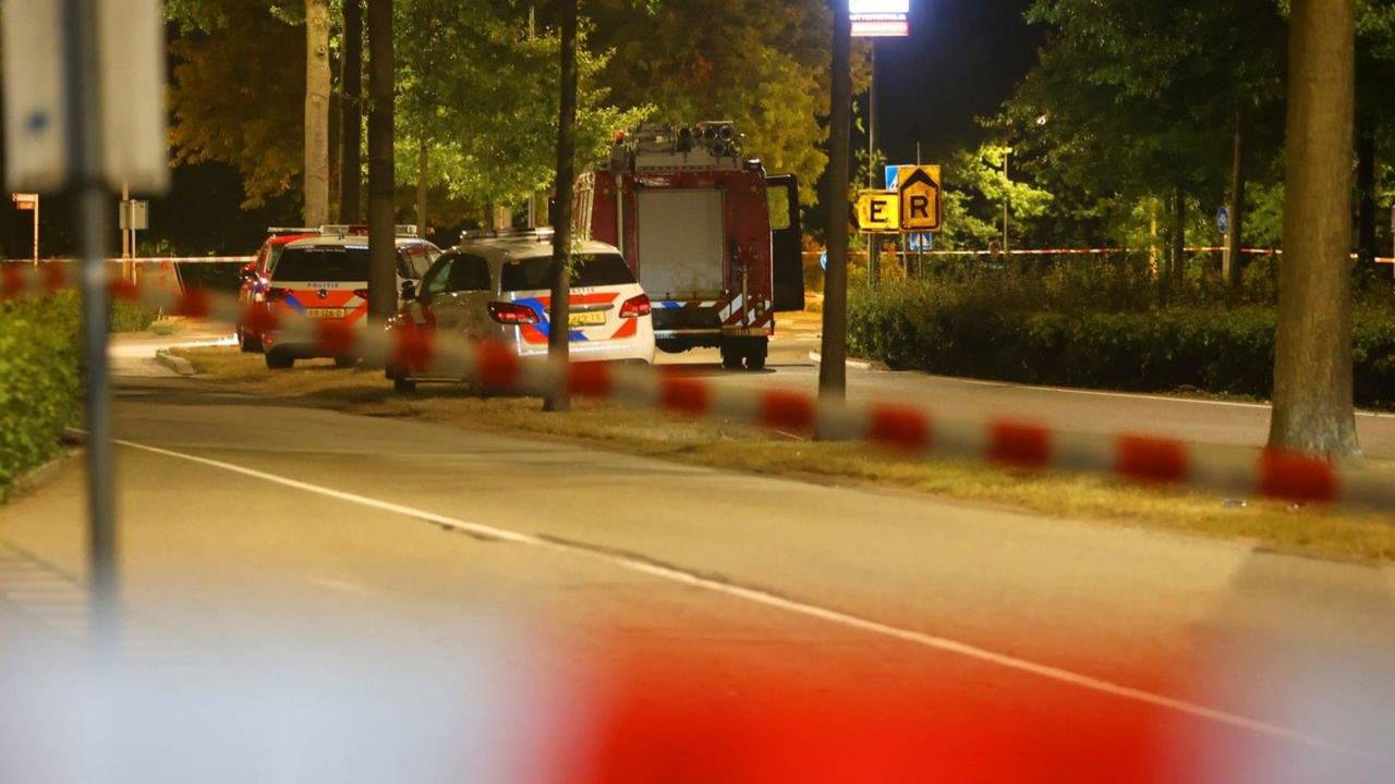 chauffeur uit auto geslingerd • kettingbotsing in Volkel.