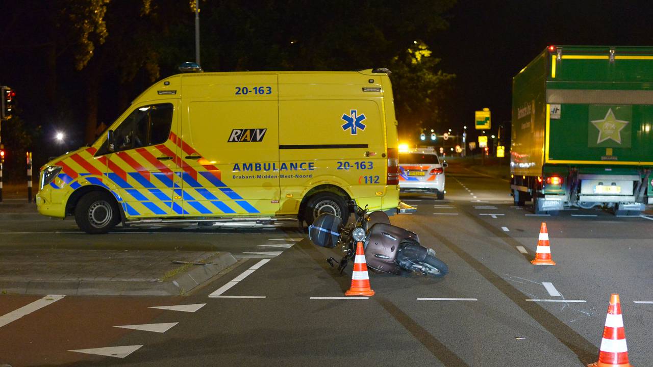 meerdere gewonden bij botsing • auto op A16 in vlammen op.