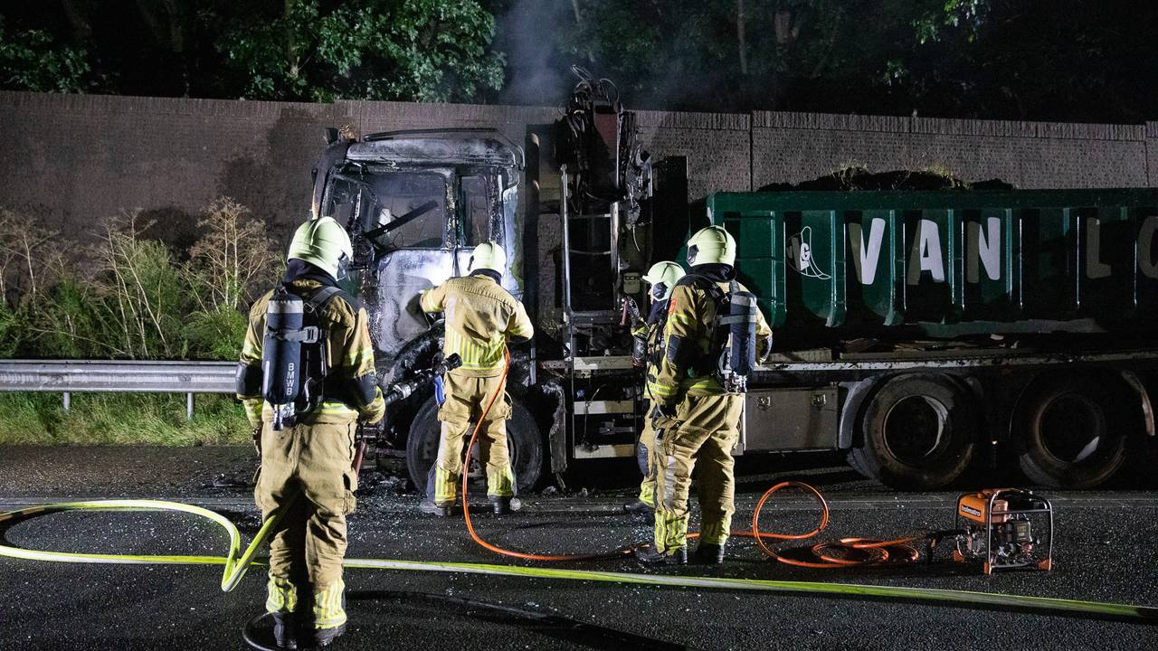 motorrijder gewond na botsing • Jumbo-trailer uitgebrand.