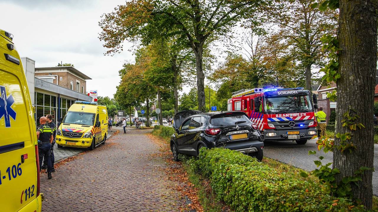 frontale botsing in Breda • omstanders helpen automobilist.