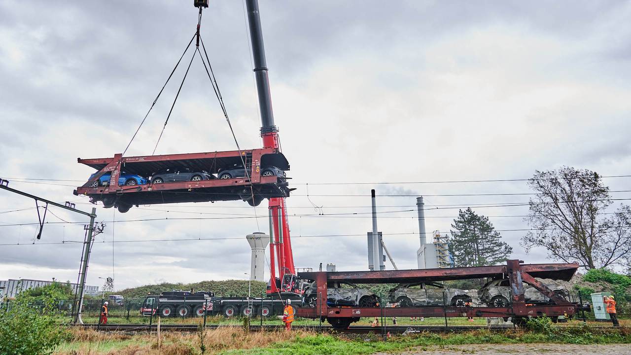 auto Geldrop in vlammen op • rijstroken A2 gesloten na ongeval.