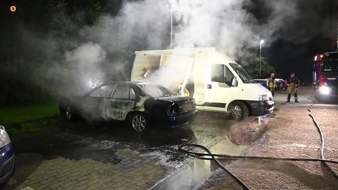 autobrand in Breda • fietsster lichtgewond bij botsing met auto.