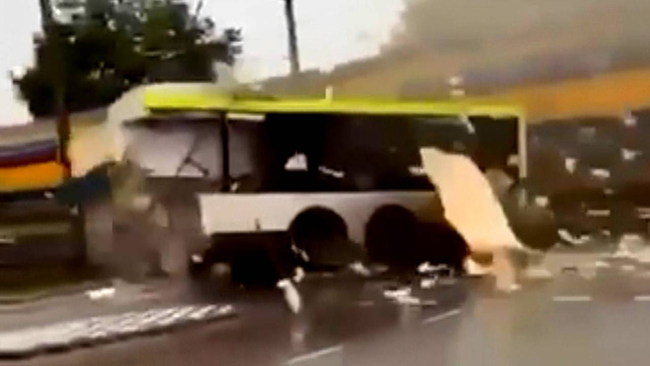 Dit weten we nu over het ongeluk waarbij een trein een bus doormidden reed.