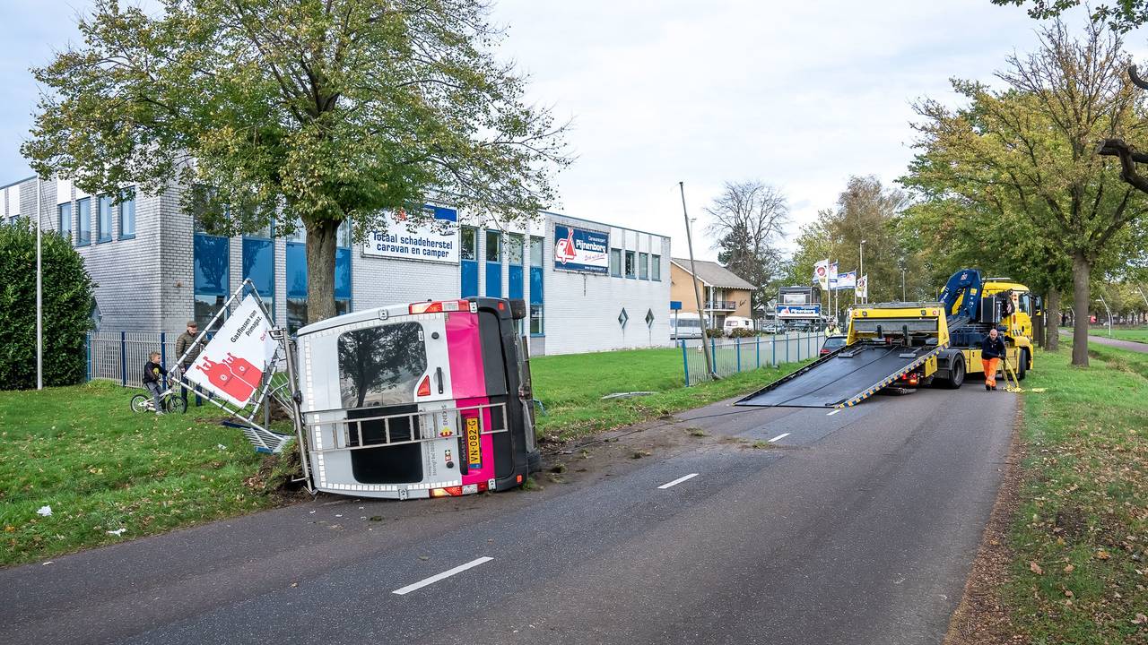 scooterrijder botst op fietser • frontale botsing in Someren.