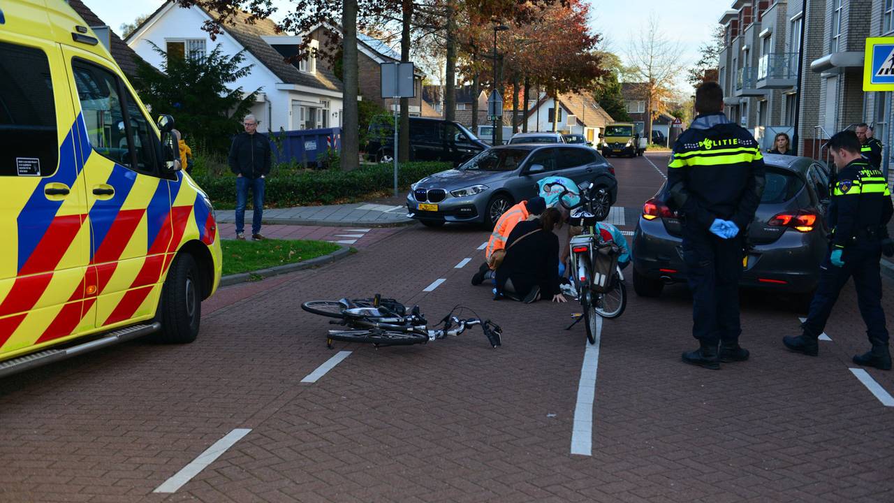 twee fietsers botsen • gewonde bij ongeluk in Asten.