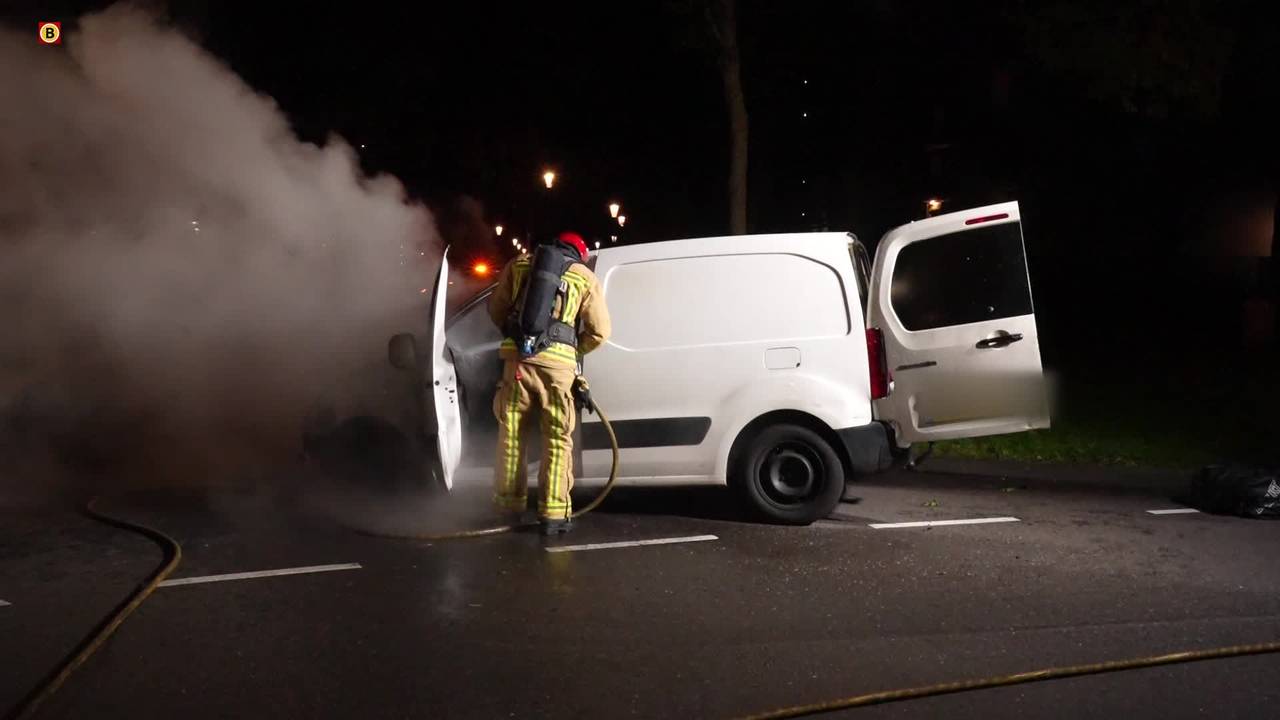 Gewonde bij ongeval in Hulten • bestelbusje vliegt in brand.