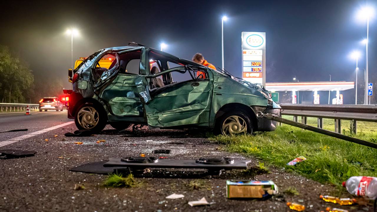 A67 dicht na ongeluk bij Eersel • ravage na ongeluk.