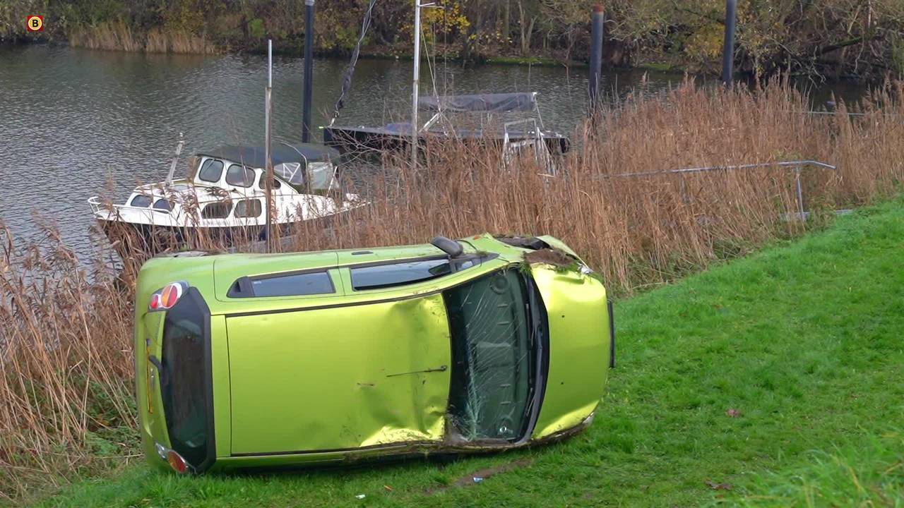 file op A2 door botsing touringcars • 150 cobras in garagebox.