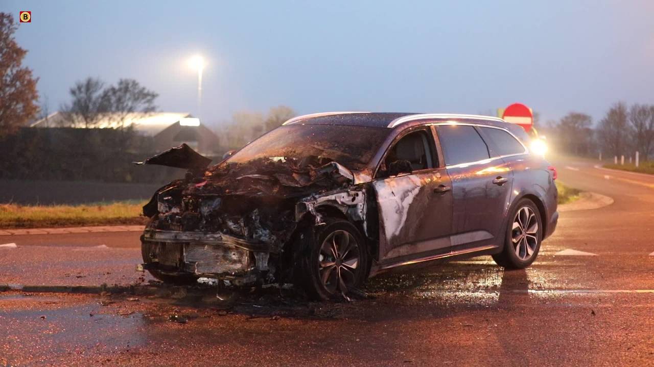 A27 dicht na ongeluk • automobilist ramt huis.