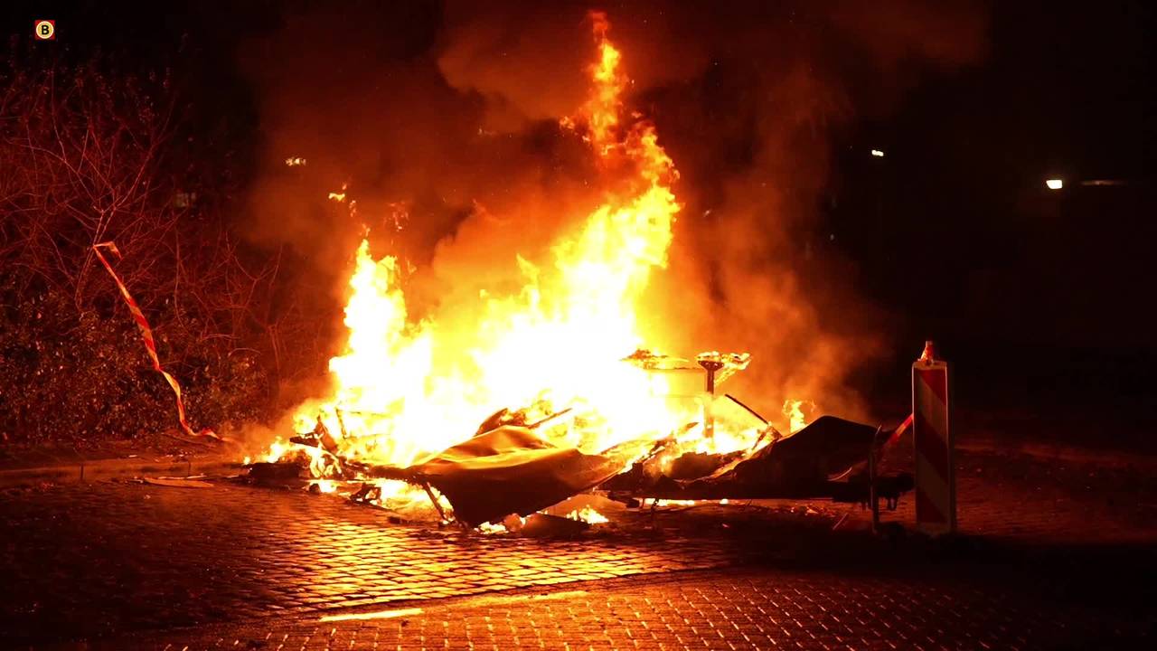 vrouw ernstig gewond bij botsing • caravan brandt uit.