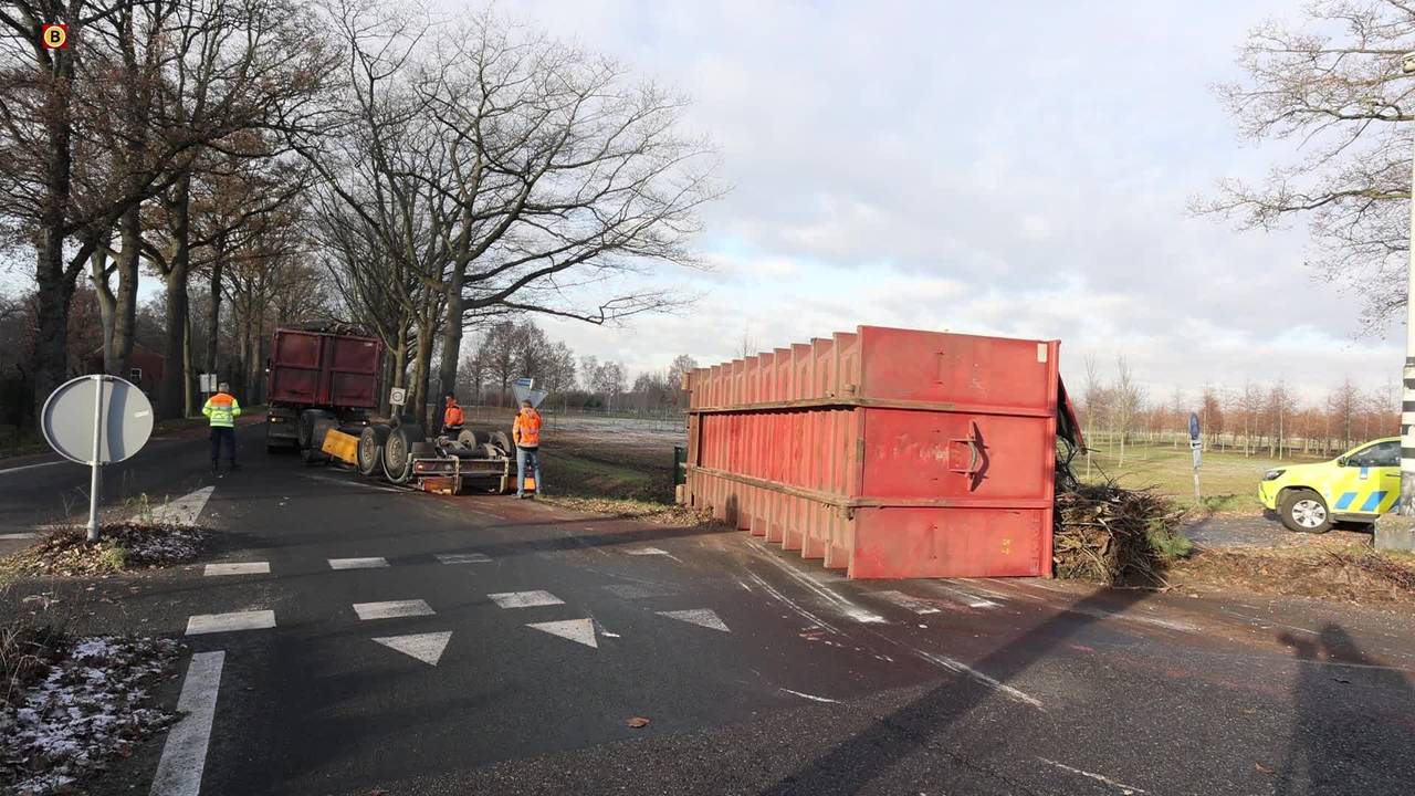 lange files op de snelwegen • aanhanger vrachtwagen gekanteld.